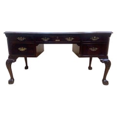 Bureau Chippendale anglais vintage à pieds cabriole en cuir avec dessus ouvragé Heckman