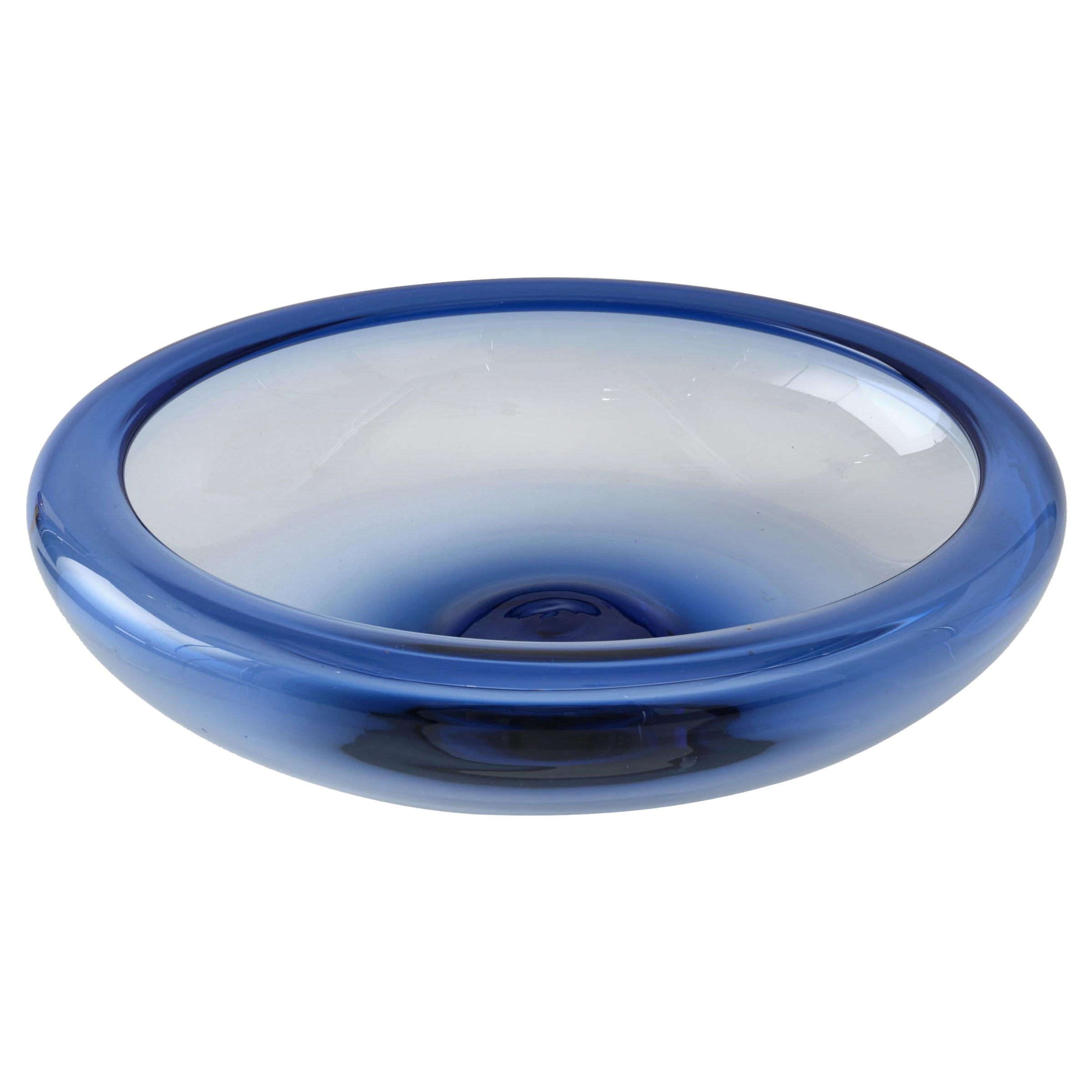 Schale von Holmegaard, Dänemark, ca. 1960, runde, große Form, hellblaue Glasfarbe