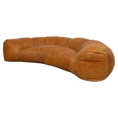 Raphael Raffel Cognacfarbenes Leder-Croissant-Sofa für Honore Paris, 1970er Jahre