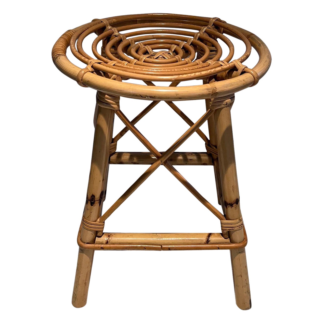 Sgabello in rattan. Lavoro francese. Circa 1970