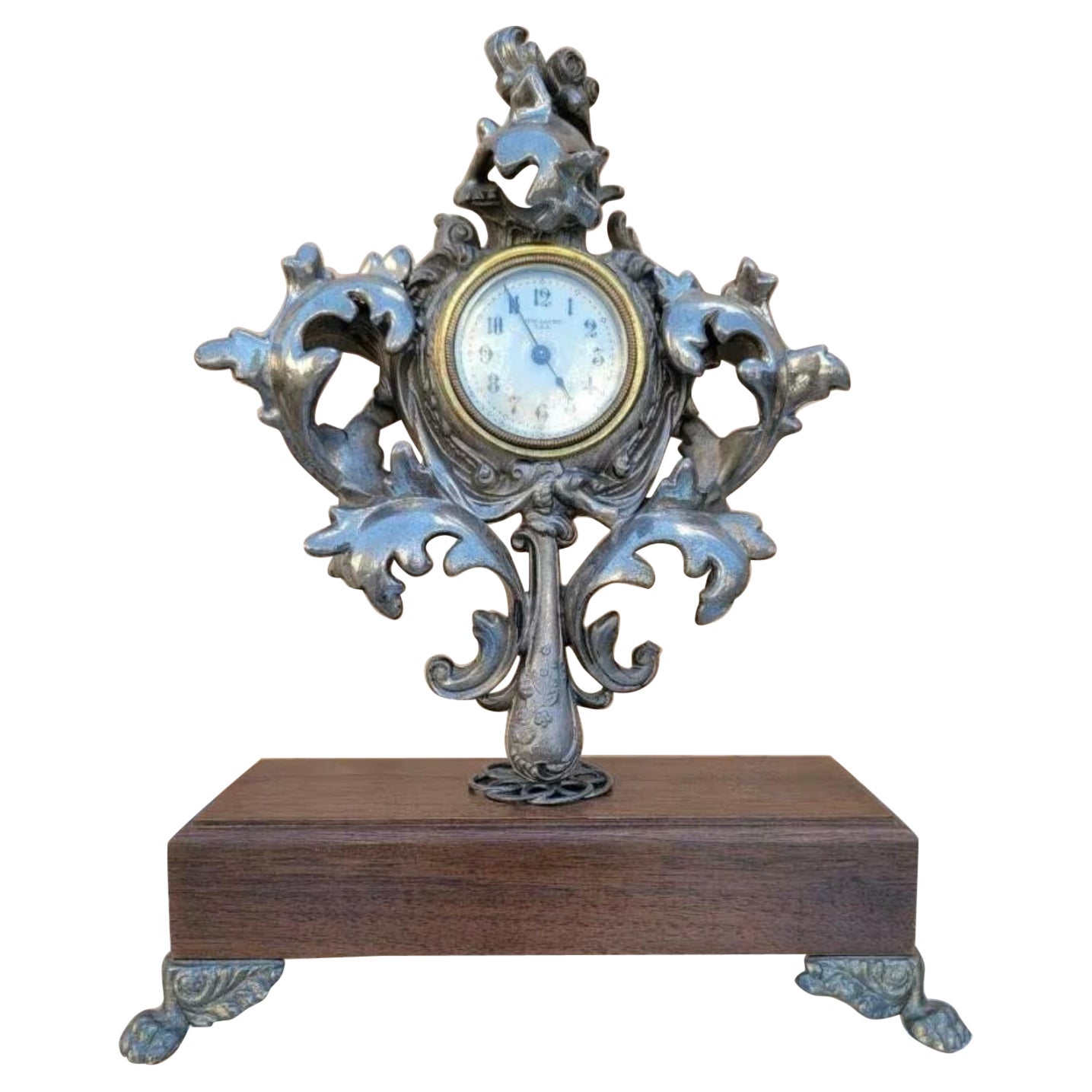 Pendule de bureau/horloge de cheminée de collection Art déco vintage en argent sculpté de New Haven en vente