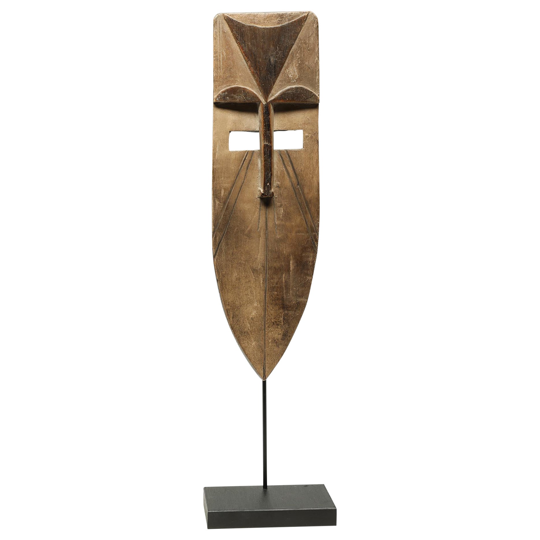 Frühe stilisierte geometrische Maske von Afikpo, Westafrika, mit langem Gesicht im Angebot