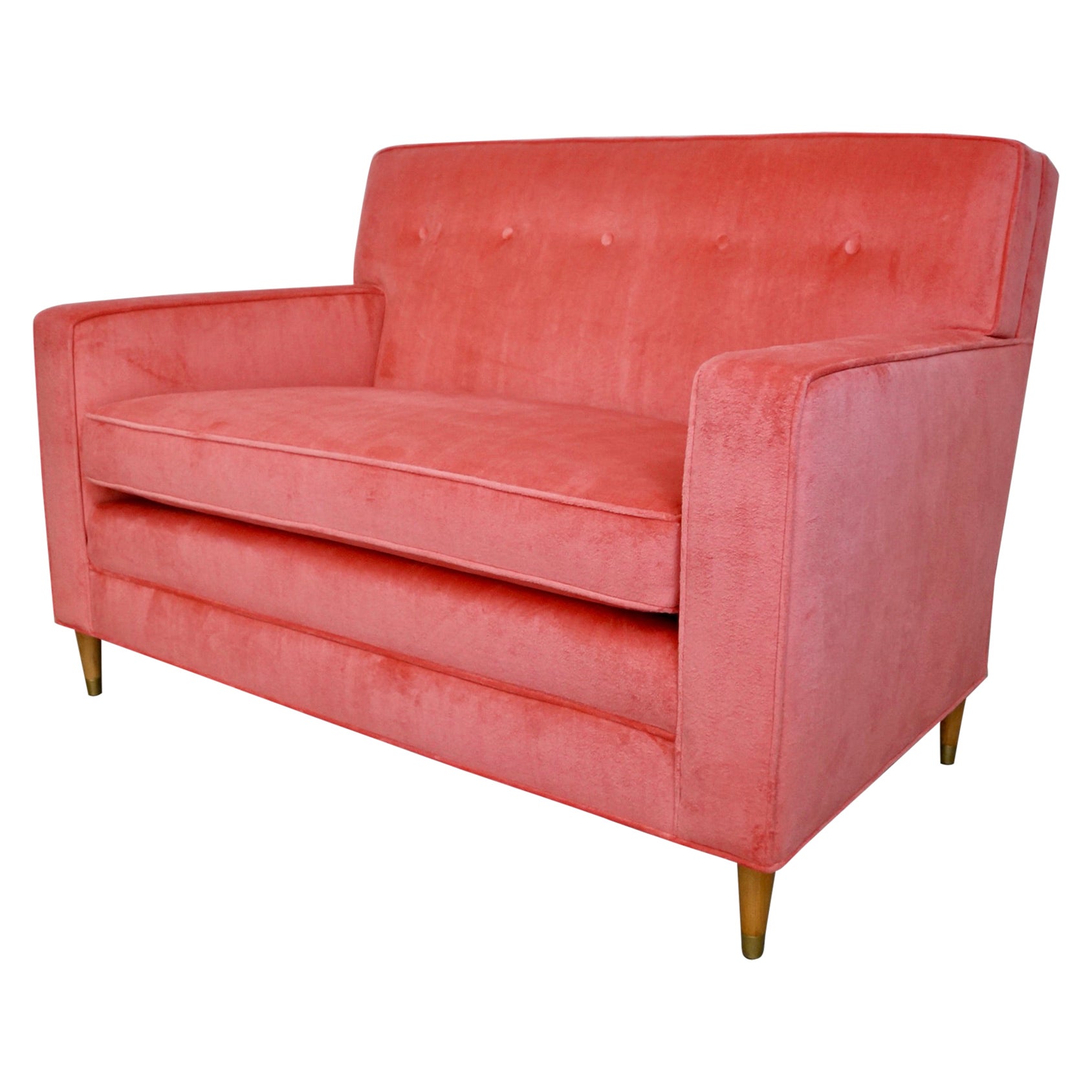 Canapé Loveseat de style mi-siècle moderne des années 1950, retapissé en velours rose en vente