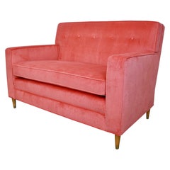 1950's Mid-Century Modern Loveseat Sofa neu gepolstert in Rosa Samt
