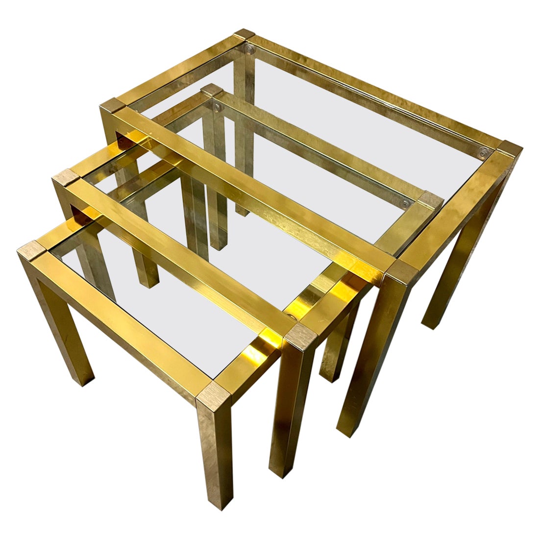 Vintage Mid Century Modern Brass Anodized Aluminum Nesting Tables. Circa 1960er Jahre  im Angebot