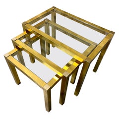 Vintage Mid Century Modern Brass Anodized Aluminum Nesting Tables. Circa 1960er Jahre 