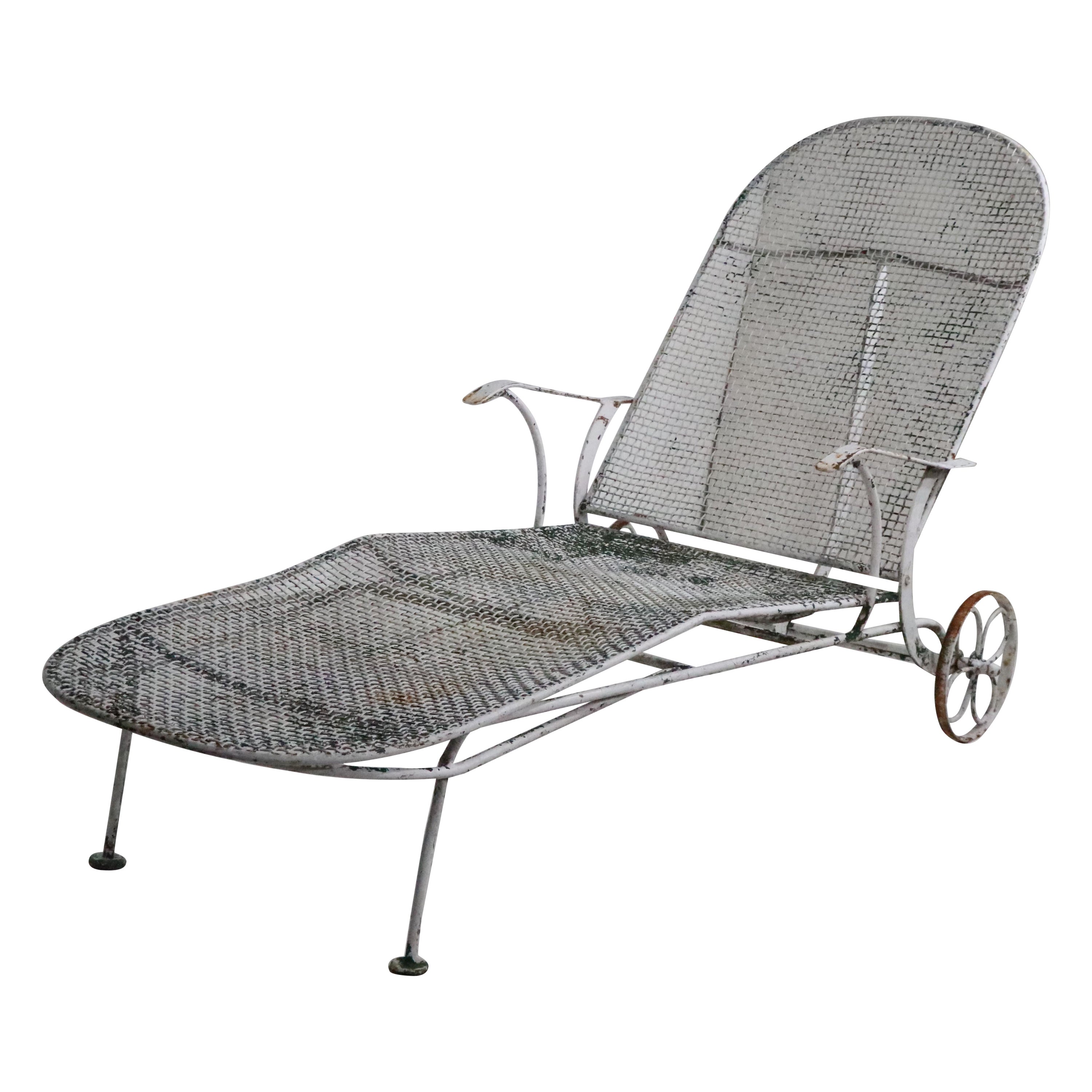  Wrought Iron Garden Poolside Patio Woodard Sculptura Chaise Lounge c. 1950's For Sale