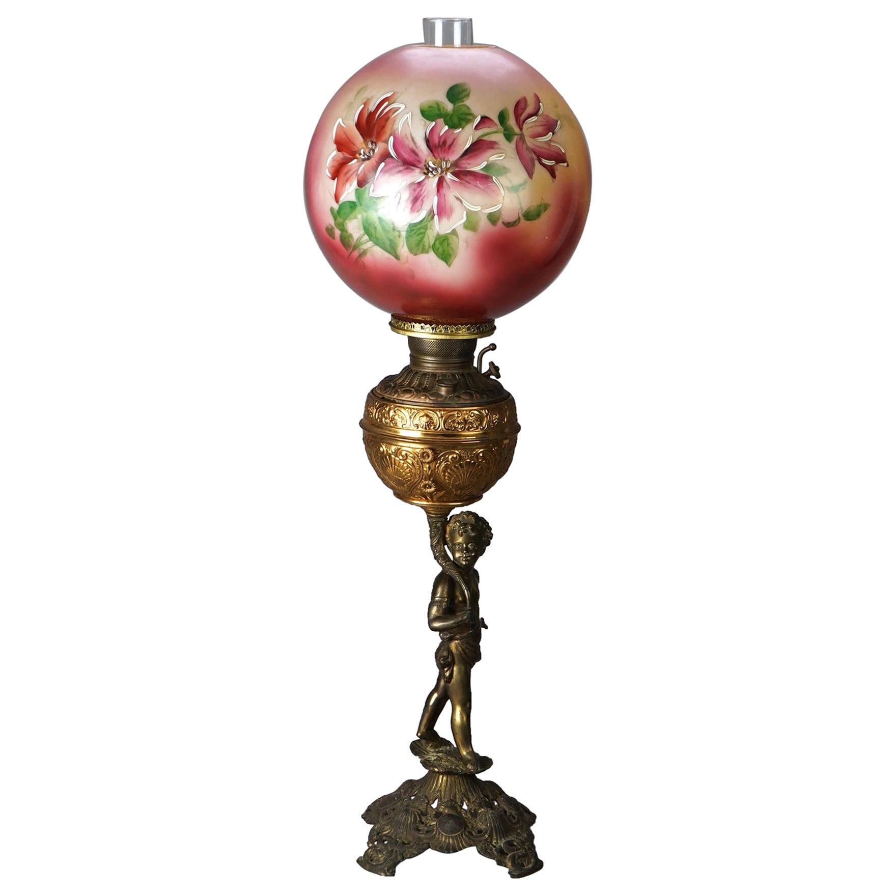 Antike figurale Lampe aus Messing und vergoldetem Metall mit handbemalter Schirm, um 1890 im Angebot