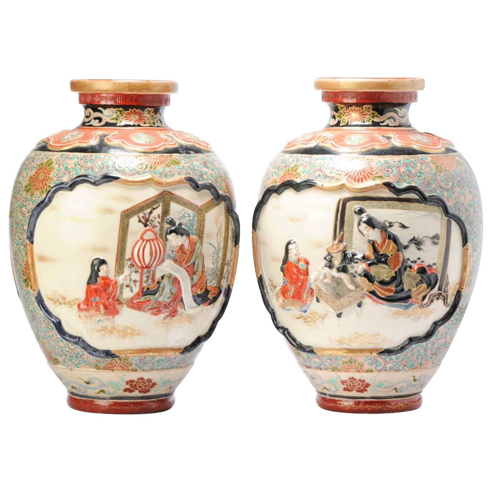 Paire de magnifiques vases japonais Satsuma anciens avec des femmes jouant de la calligraphie en vente