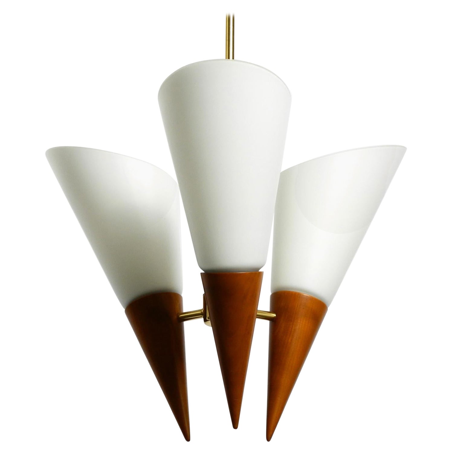 Schöne 1960er Deckenlampe aus Messing, Kirschholz mit großen Glasschirmen  im Angebot