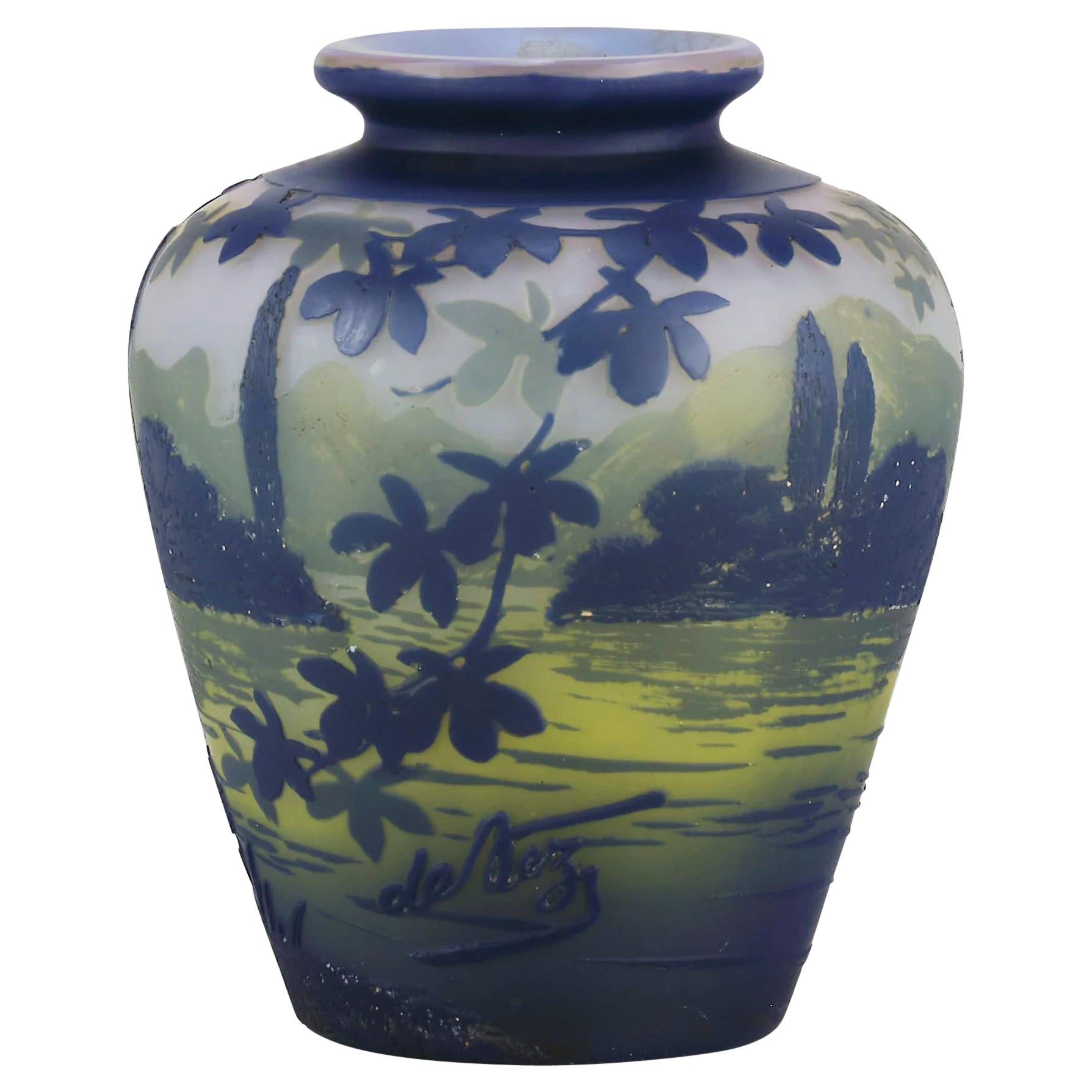 Verre camée du début du 20e siècle intitulé "Vase paysage" par De Vez