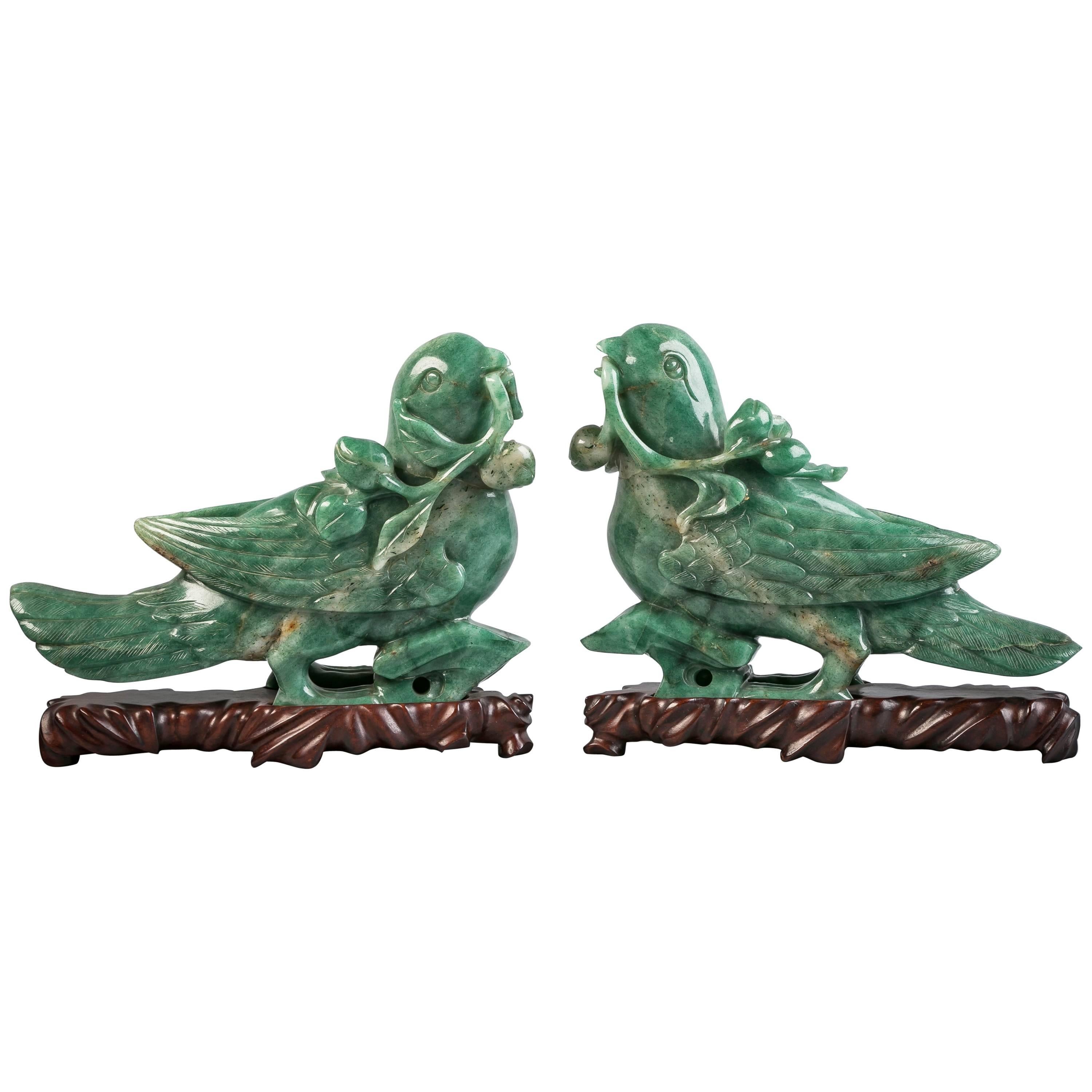 Paire d'oiseaux chinois en pierre dure sur socle en bois, vers 1880