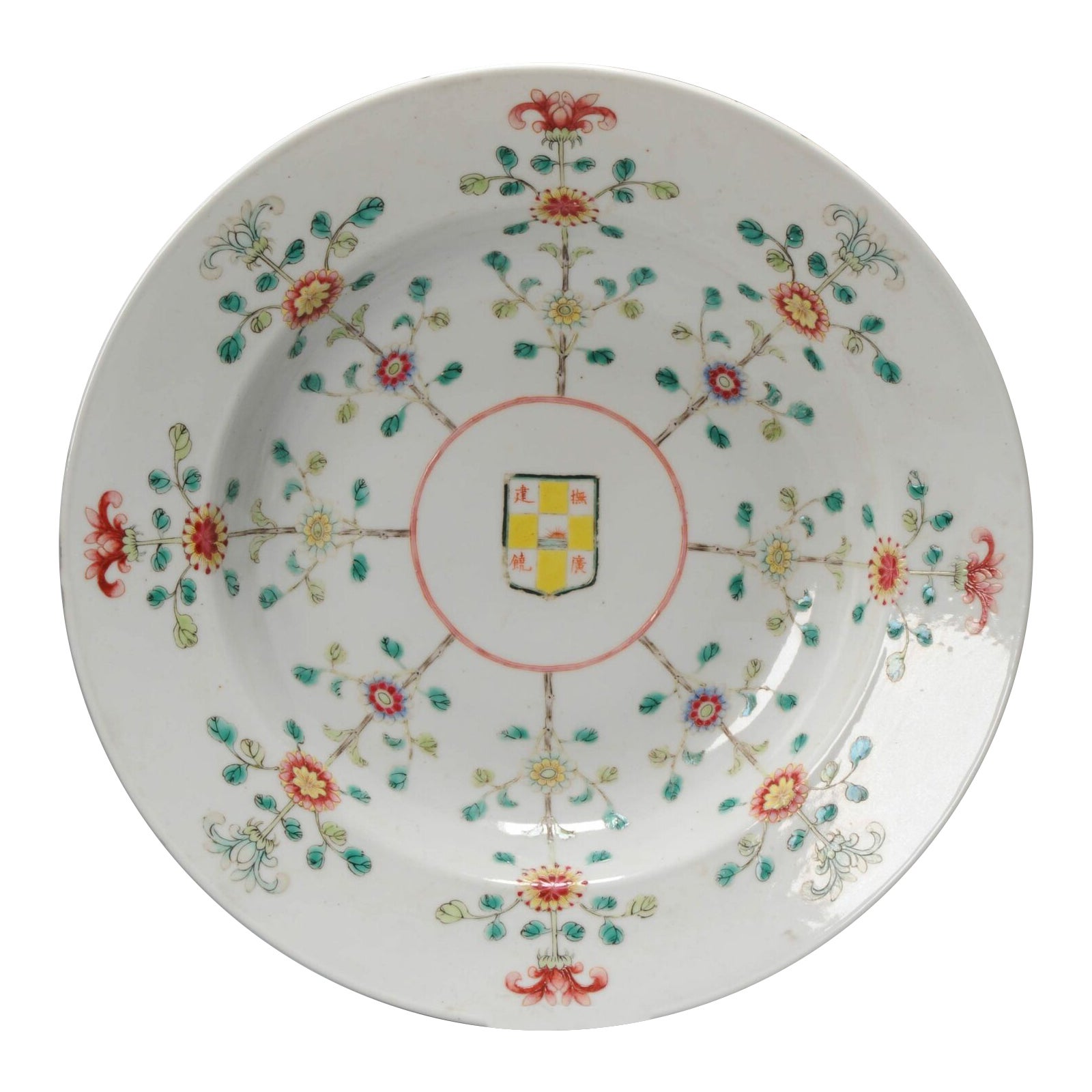 Assiette en porcelaine chinoise représentant des personnages de la ville Rising Sun Dao Administration, 1908-1911