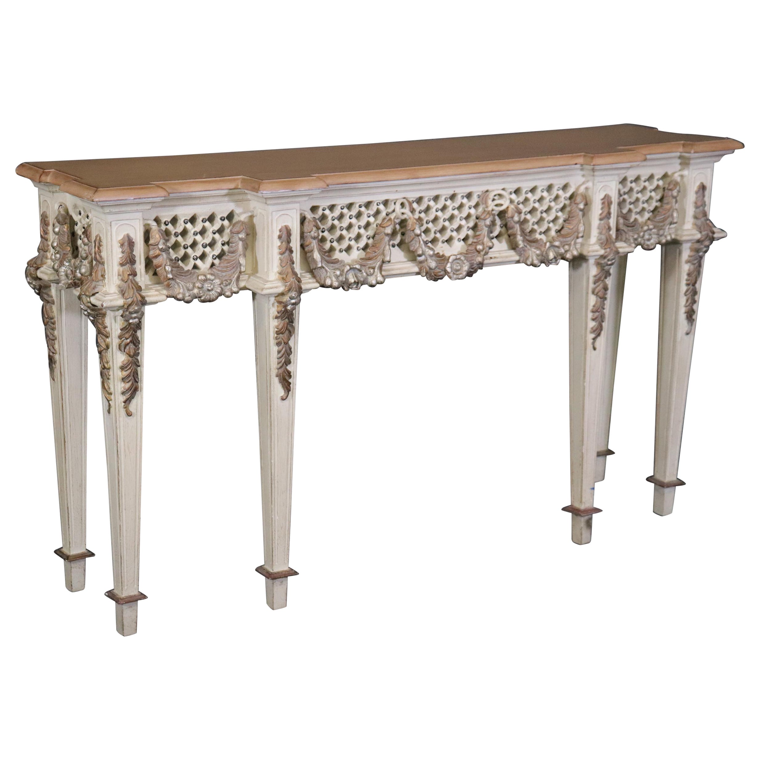 Magnifique table console française sculptée de style Louis XVI décorée de peinture en faux marbre