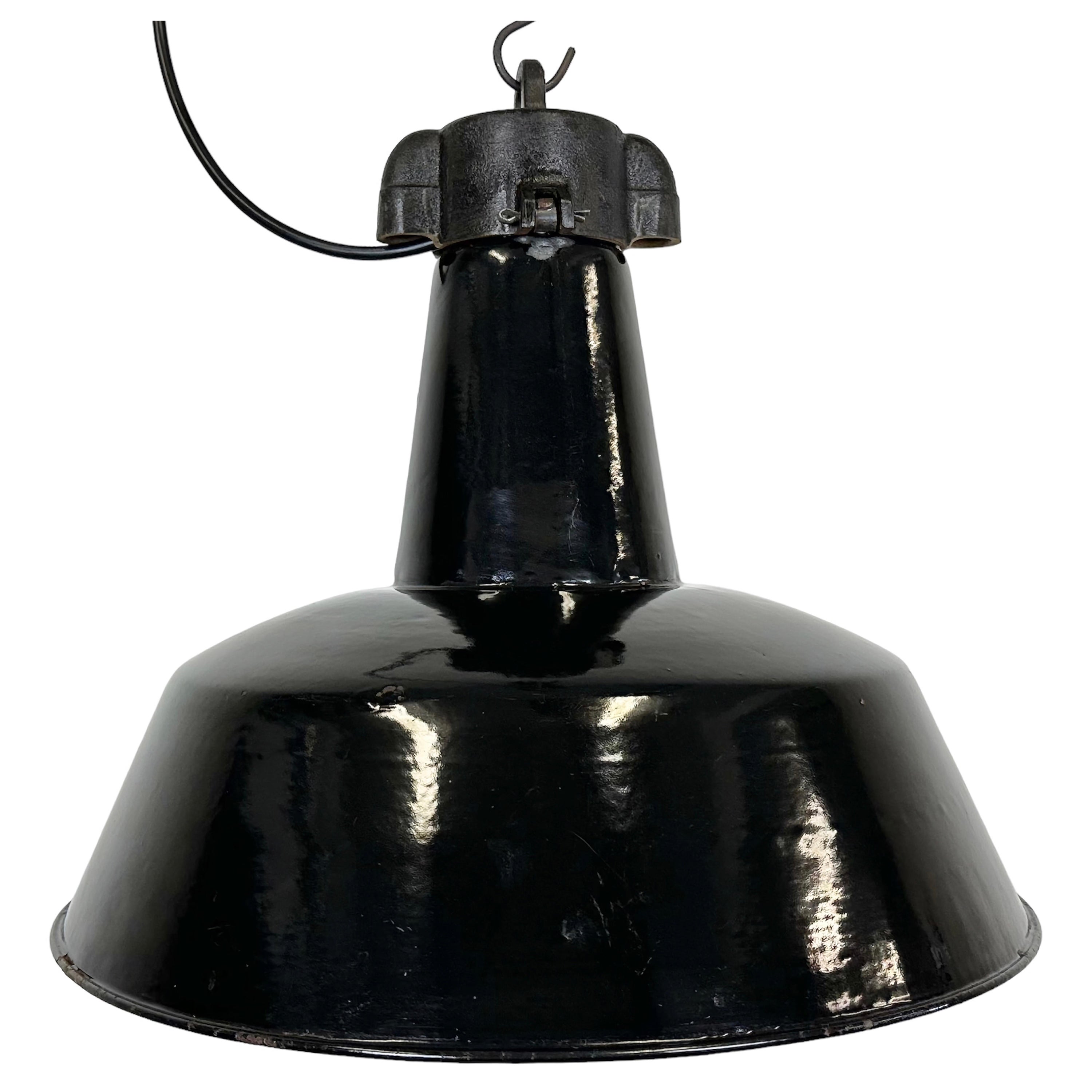 Industrielle schwarze Emaille-Fabrik-Lampe mit Gusseisenplatte, 1950er Jahre im Angebot