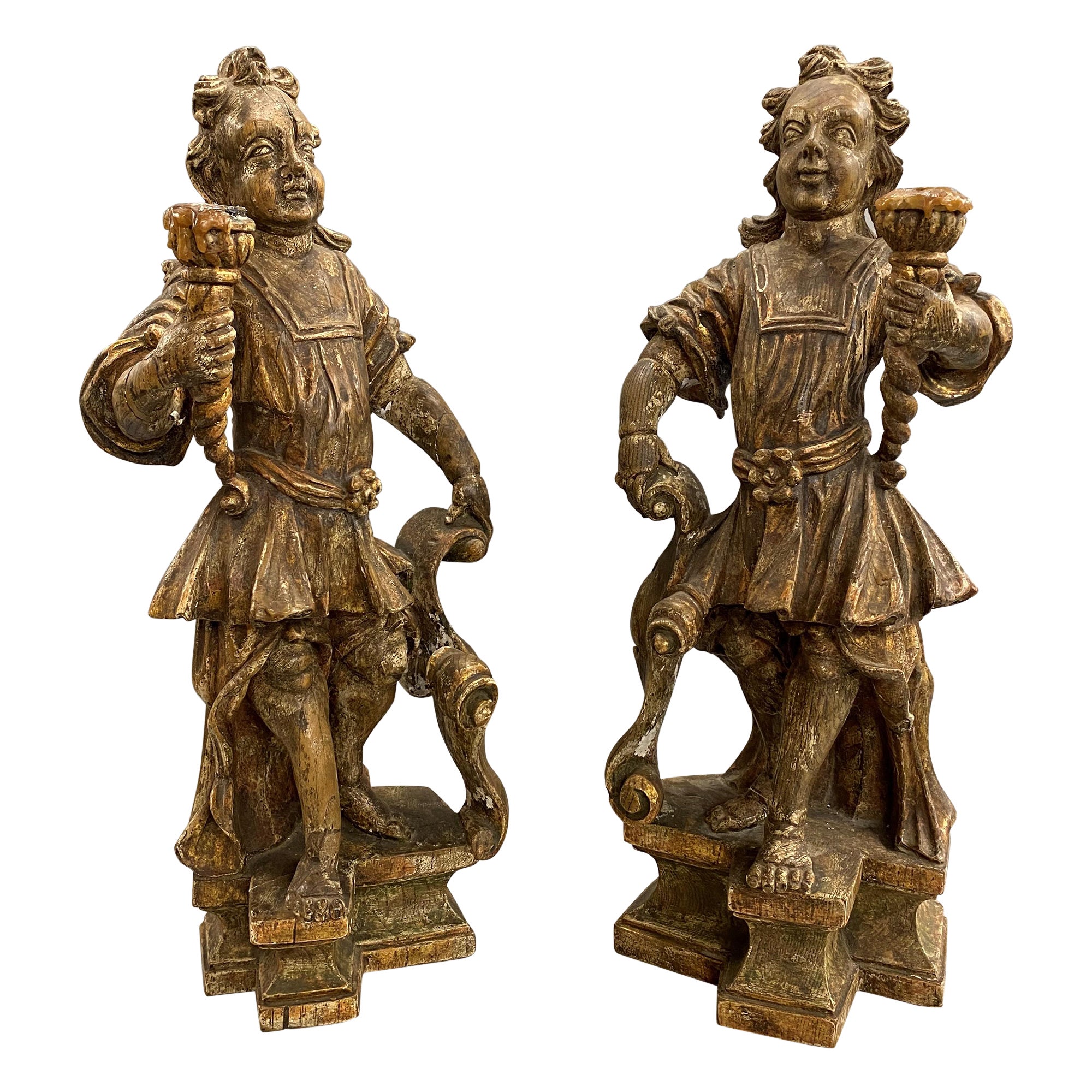 Paire de bougeoirs figuratifs du XVIIIe siècle, sculptés, polychromes et dorés, d'origine continentale en vente