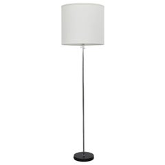 Lampadaire chromé du milieu du siècle avec base émaillée noire lestée et abat-jour en lin neuf