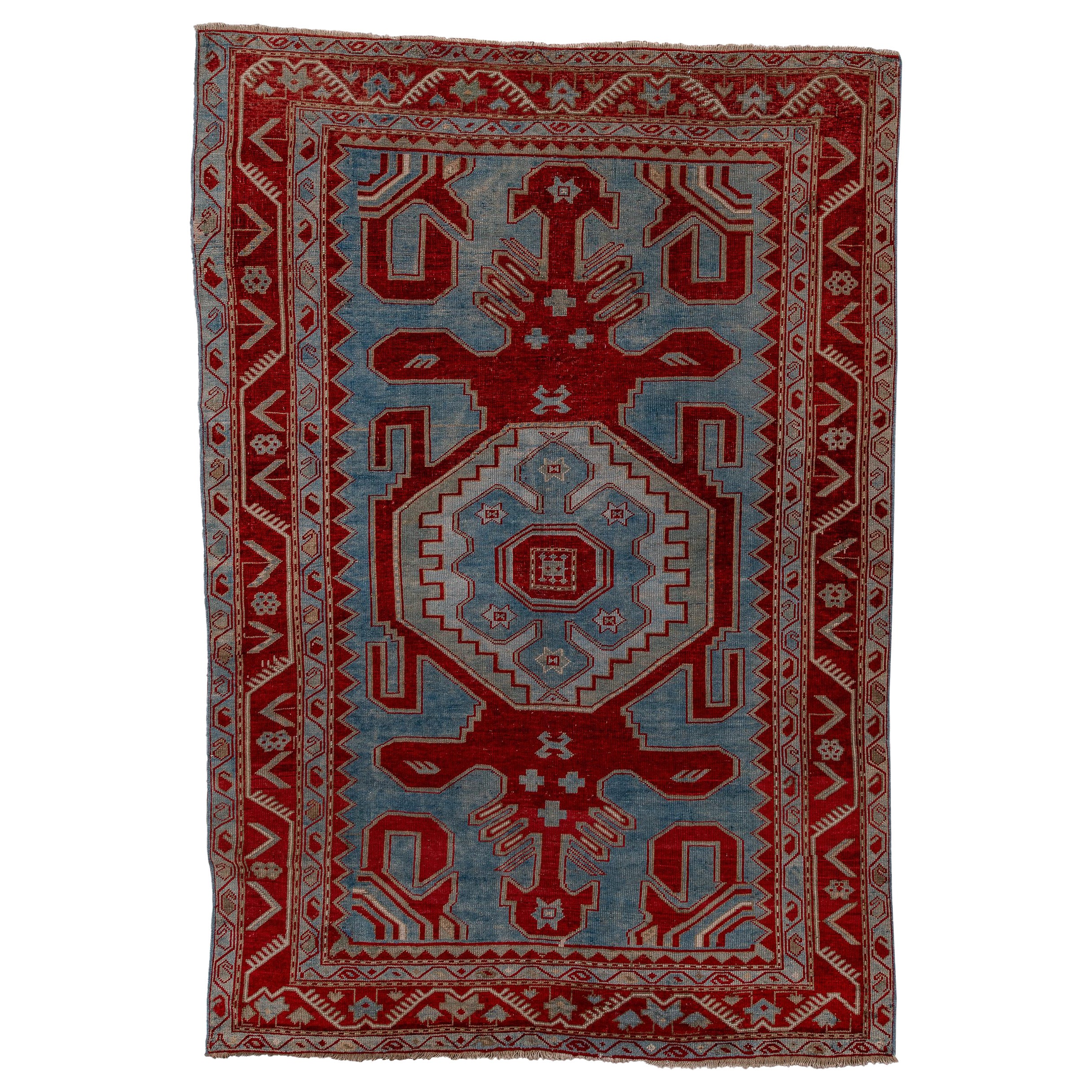Alfombra kazaka antigua con borde rojo y campo azul