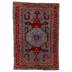 Alfombra kazaka antigua con borde rojo y campo azul