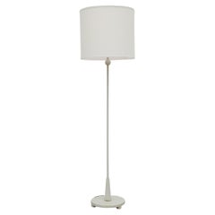 Stehlampe aus weiß lackiertem Holz im Art déco-Stil mit geschnitzten Details und neuerem Leinenschirm