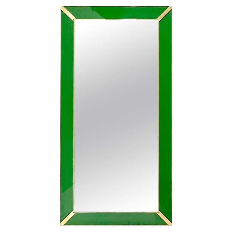 Contemporary Italian Minimalist Design Grüner Glasspiegel mit Messing-Akzenten