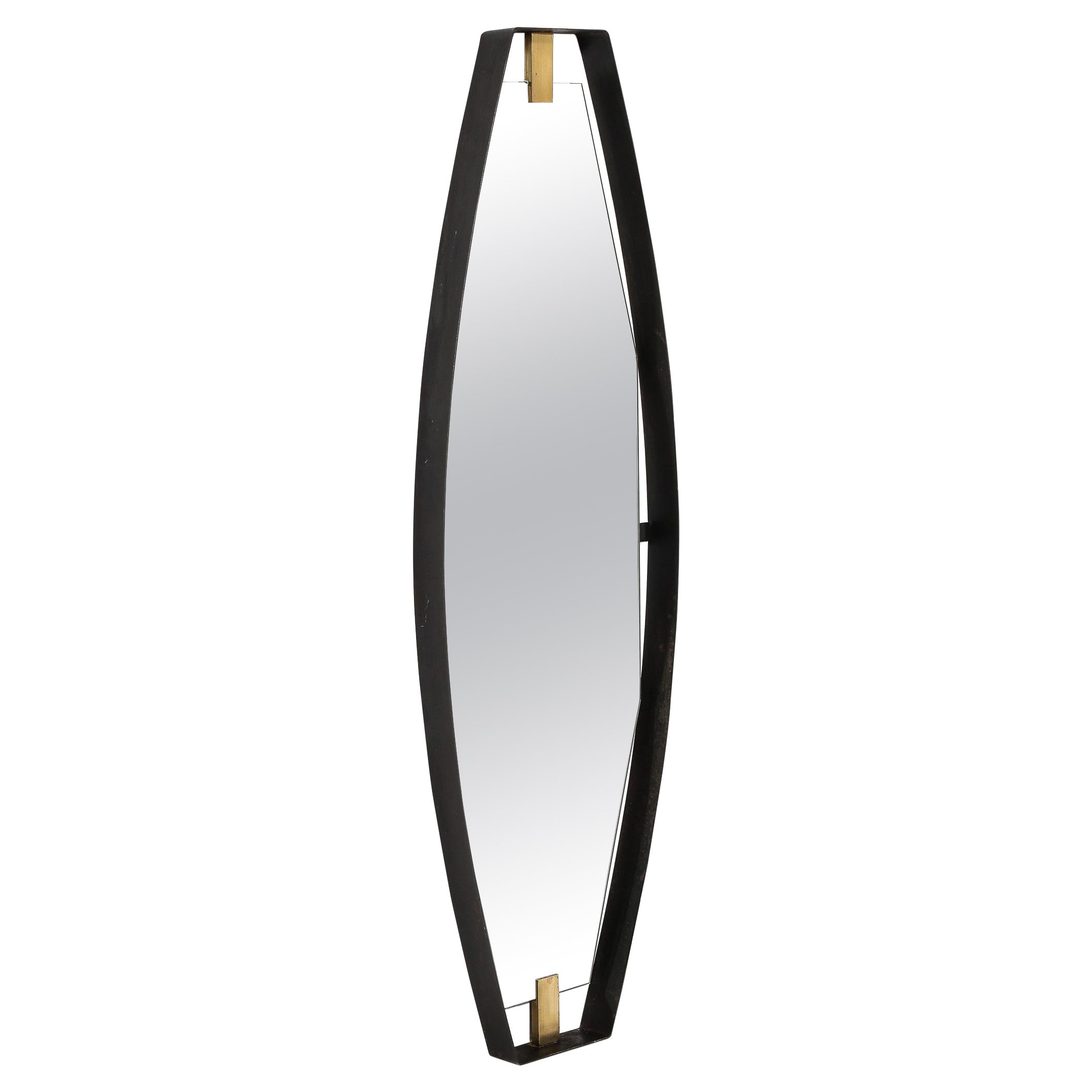 Cornice in bronzo smaltato nero e specchio in ottone spazzolato di stile modernista di metà secolo