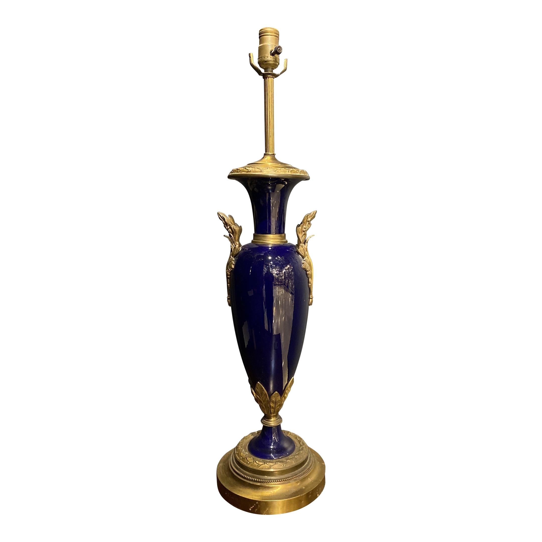 Lampe de table en porcelaine bleue française du milieu du XIXe siècle