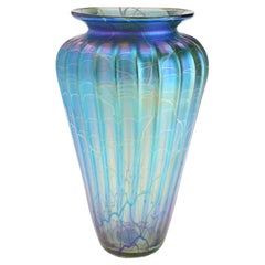 Vase contemporain en verre soufflé bleu irisé de Mayauel Ward, 2015.
