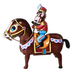 Jouet en étain à remontoir vintage Monkey Riding A Horse de Haji Co., Japon, vers 1958