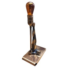 Rare cuivre Frankart n° 220 Lampe de bureau à figure féminine nue « Legs Up »