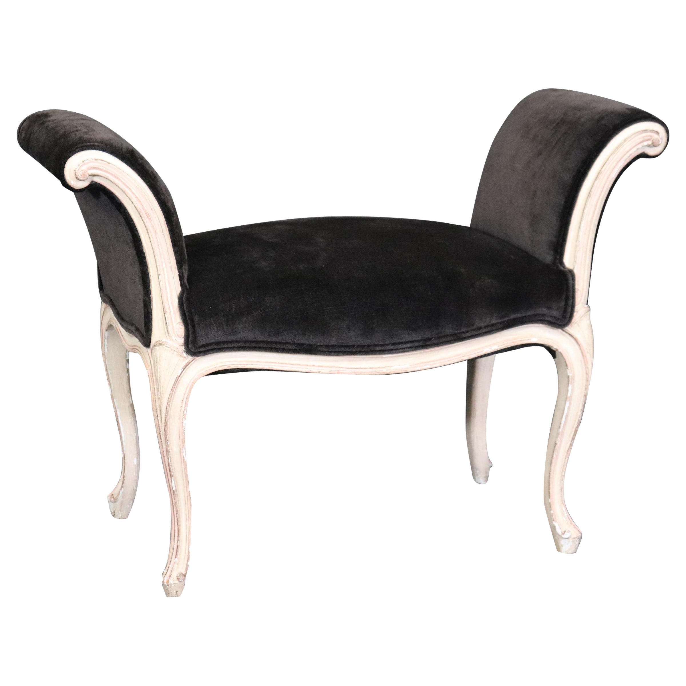 Gracieux Tabouret Louis XV en velours noir tapissé et peint en blanc vieilli en vente