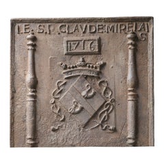 Ancienne plaque de cheminée française Louis XIV avec armoiries, 18ème siècle