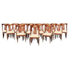 Ensemble de 16 chaises de salle à manger en noyer lustré de la Maison Krieger attribuées à l'Empire français 