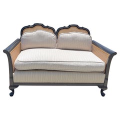 Anglo-indisches geschnitztes Sofa mit 2 Etagen, Rückenlehne aus Rattan und Kissen, um 1900