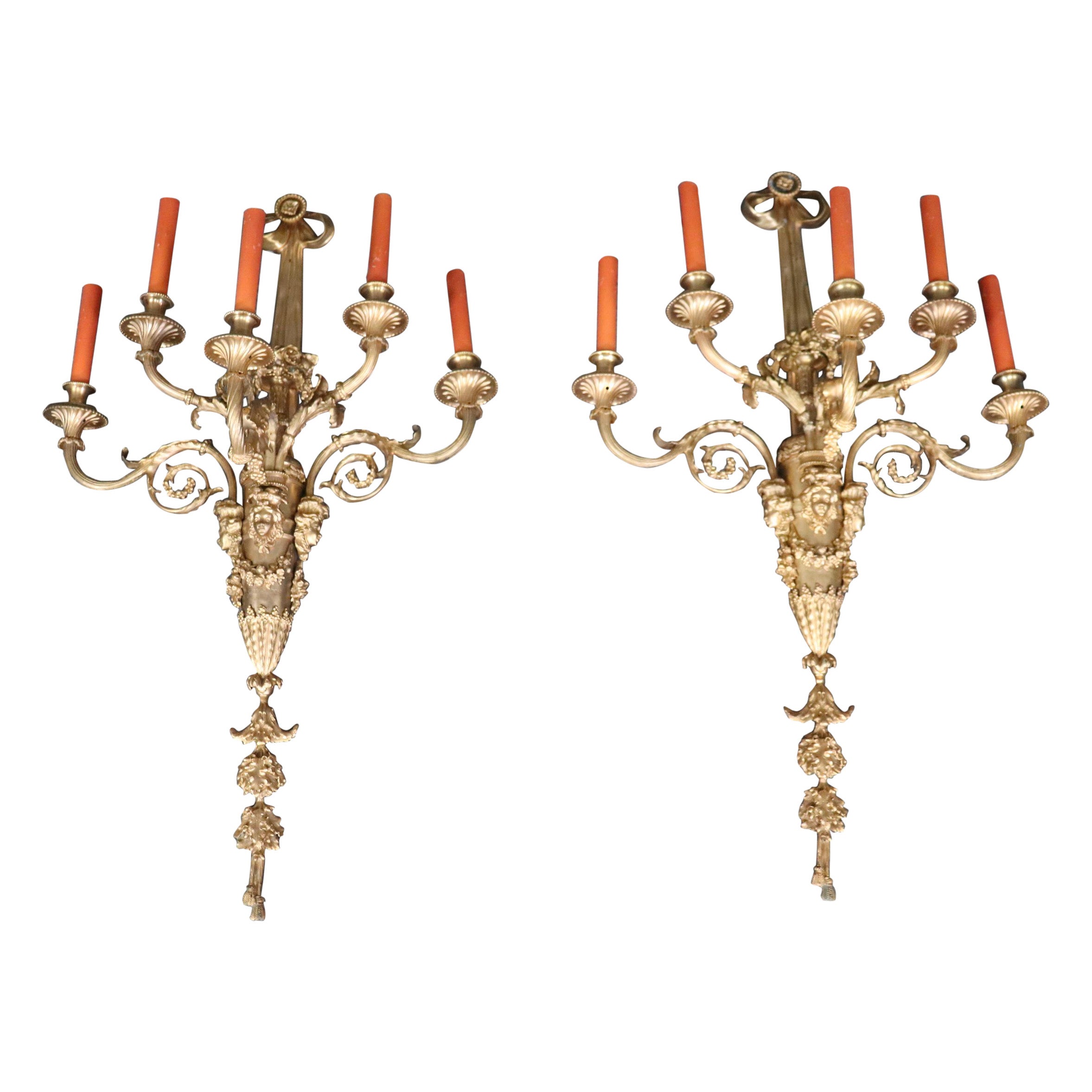 Coppia molto grande di lampade francesi Luigi XV a 5 luci con figure in bronzo elettrificato