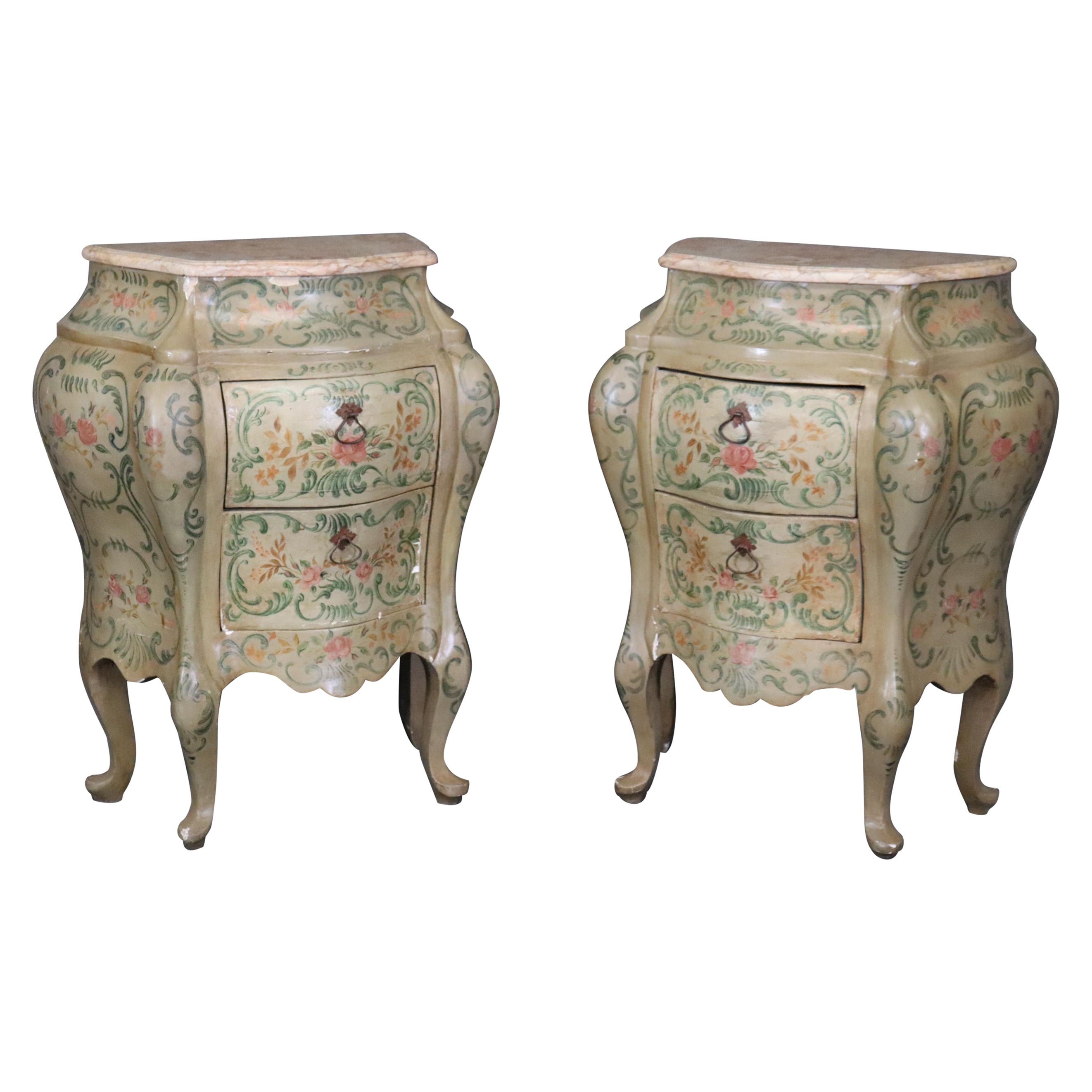 Rare paire de commodes de nuit vénitiennes du 18ème siècle décorées de peinture et de dessus en marbre 