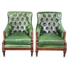 Fantastique paire de fauteuils club Theodore Alexander en cuir touffeté vert 