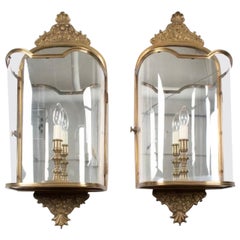 Merveilleuse paire d'appliques à lanternes Vaughan en laiton, bronze et plexiglas incurvé