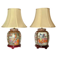 Paire de lampes chinoises à médaillon en forme de rose, c.1940-50