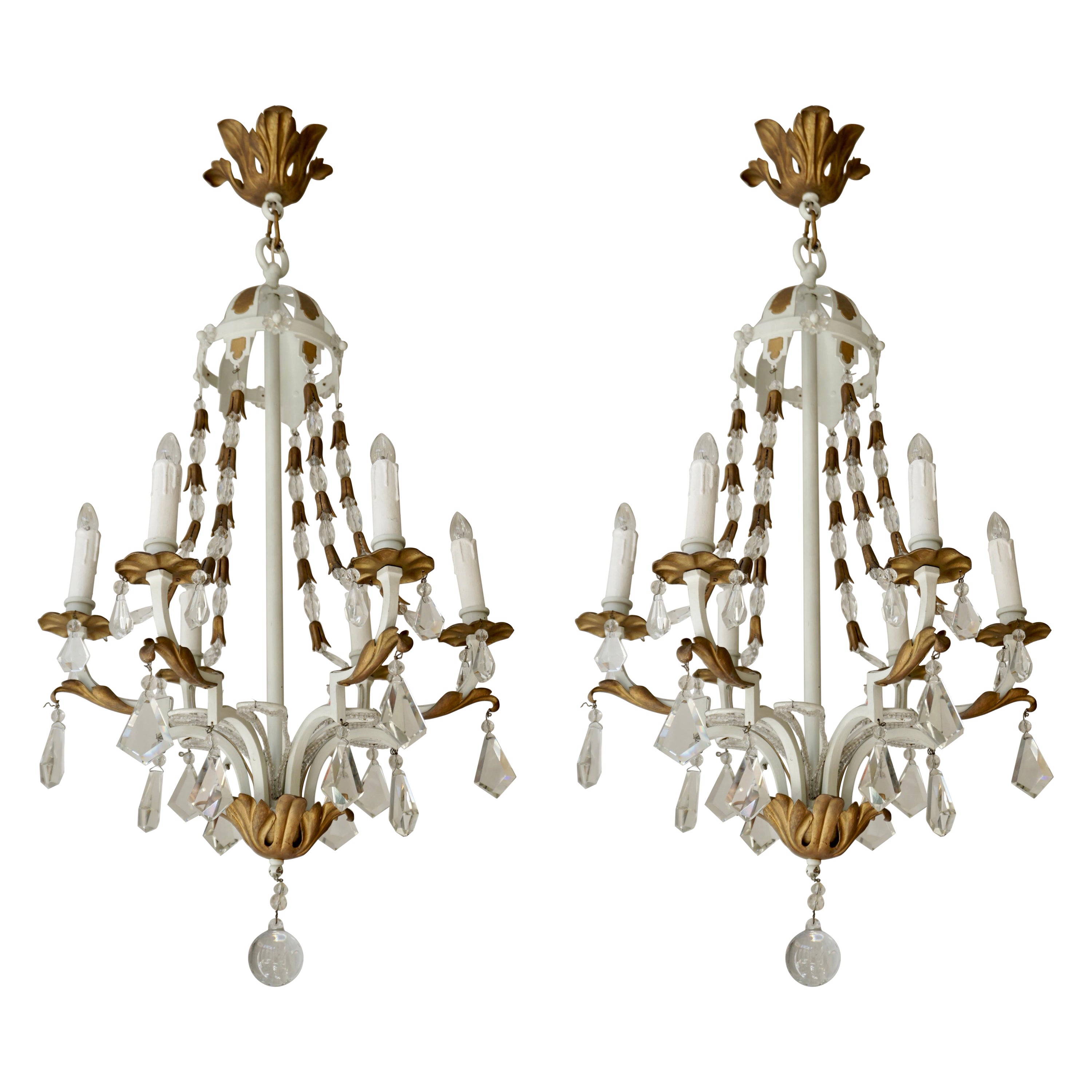 Due lampadari in oro bianco decorati con cristalli in vendita