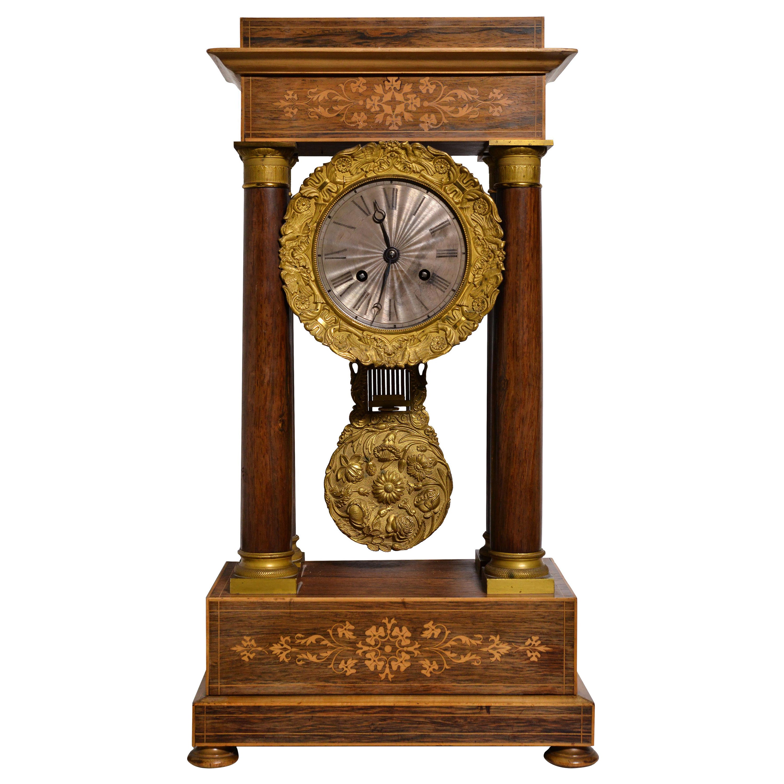 Französische Portico-Uhr aus Rosenholz mit Intarsien, vergoldet und versilbert, frühes 19. Jahrhundert