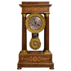 Französische Portico-Uhr aus Rosenholz mit Intarsien, vergoldet und versilbert, frühes 19. Jahrhundert