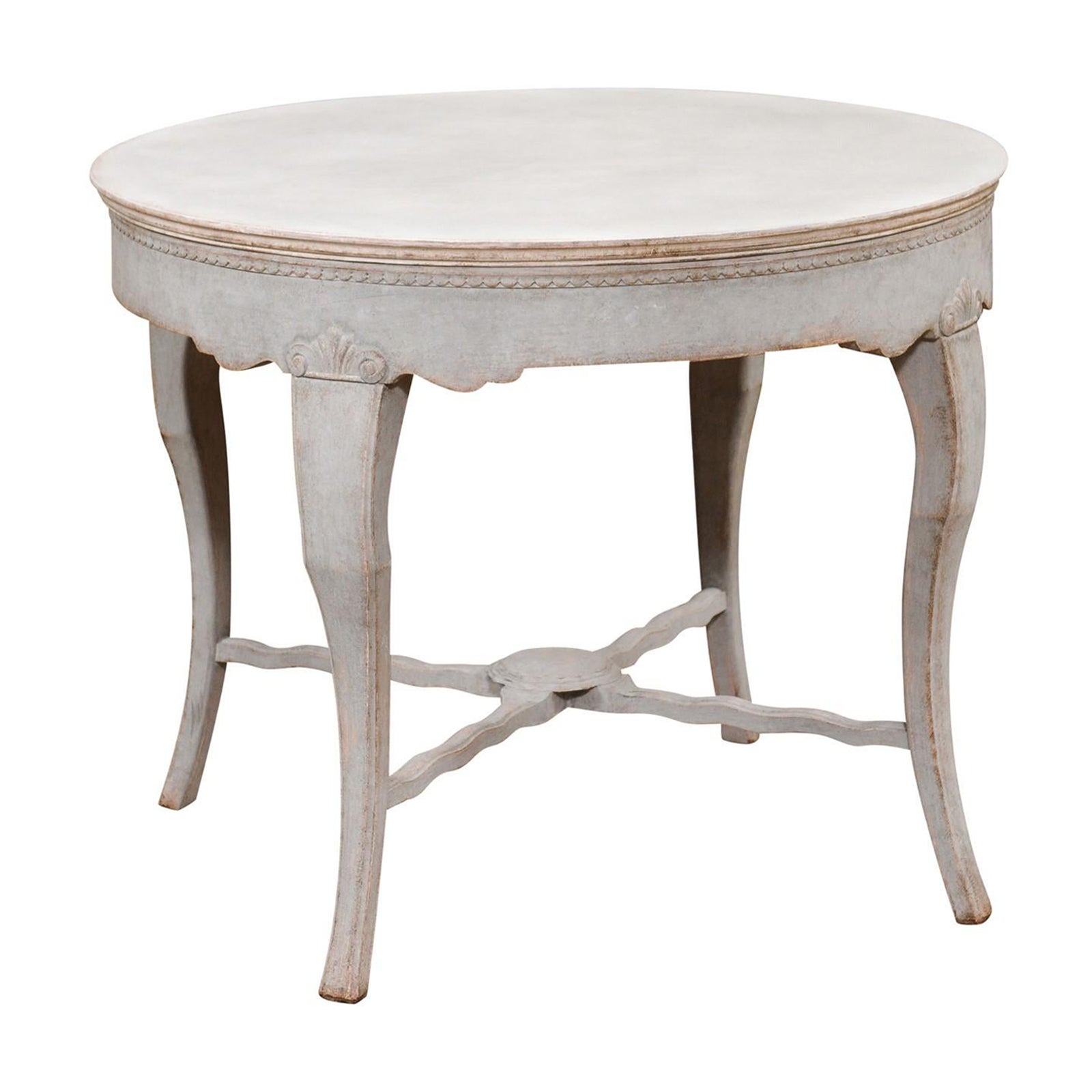 Schwedischer Tisch mit runder Platte aus dem 19. Jahrhundert, geschnitzt mit Cabriole-Beinen und Stretcher