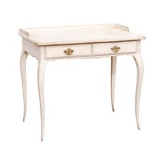 Bureau suédois de style rococo des années 1880 peint en clair avec deux tiroirs et pieds cabriole