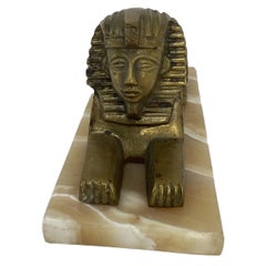 Antiker ägyptisch-messingfarbener Sphinx auf Onyxsockel 