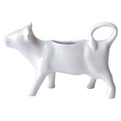 Crémier français en porcelaine blanche en forme de vache de style rustique