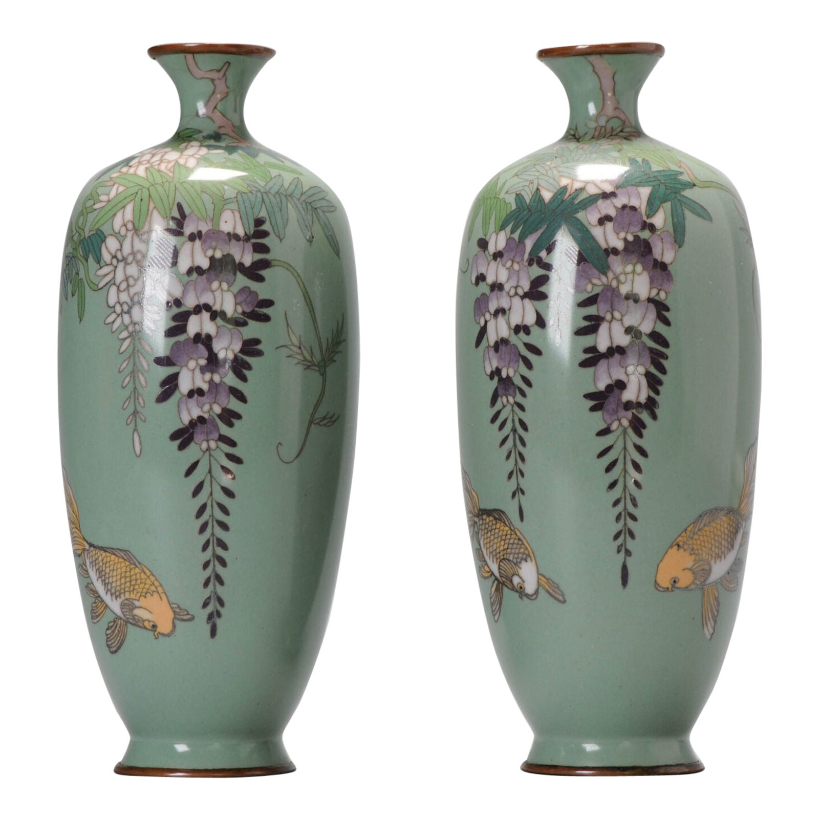 Coppia di vasi con fiori di glicine e pesci rossi su smalto verde Cloisonné Meiji