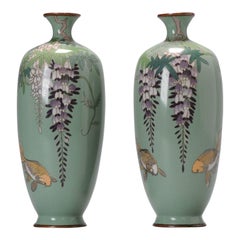 Paire de vases avec fleurs de glycine et poissons rouges sur émail cloisonné vert Meiji