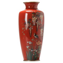 Jarrón con Flores de Glicinia y Pájaro sobre Esmalte Cloisonné Rojo Oscuro Era Meiji