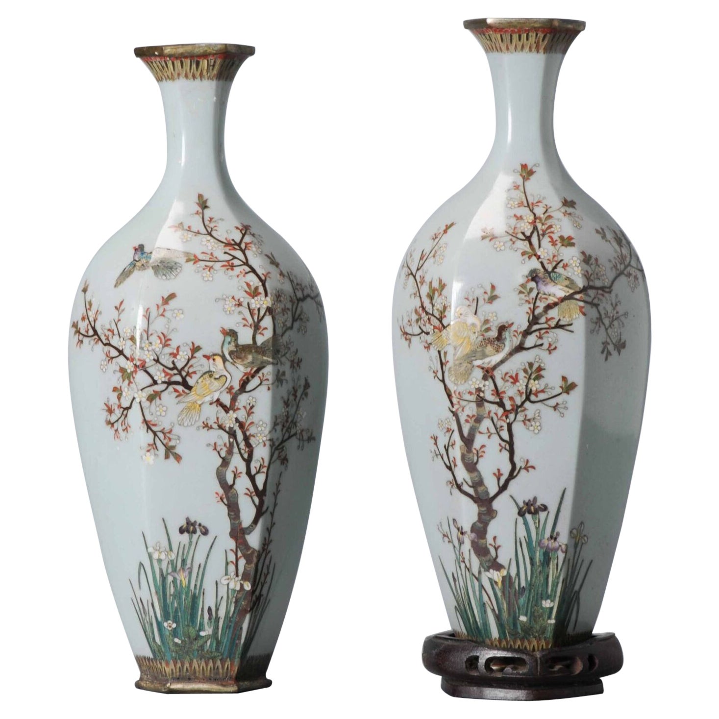 Coppia di vasi con fiori e uccelli smalto cloisonné epoca Meiji, 1868-1912
